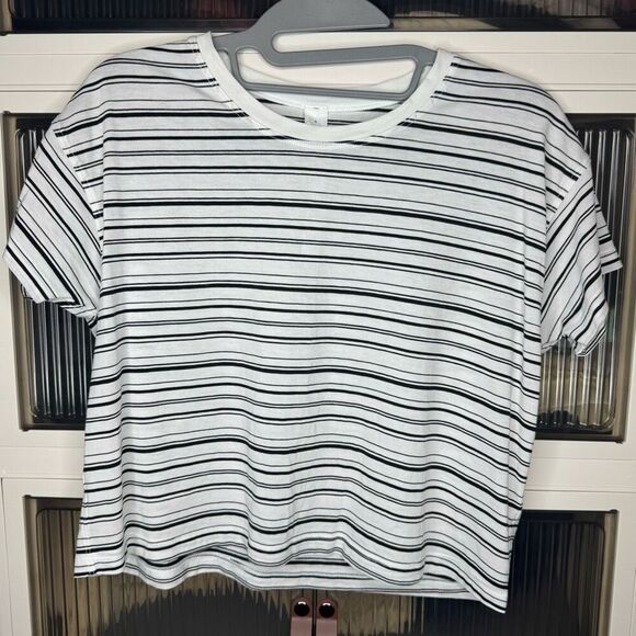 Lululemon Cates Tee, Cut Back Stripe White Black, SZ 4, EUC - Picture 4 of 6